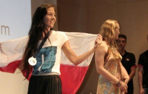 Julia z flagą Polski w Turku 2016